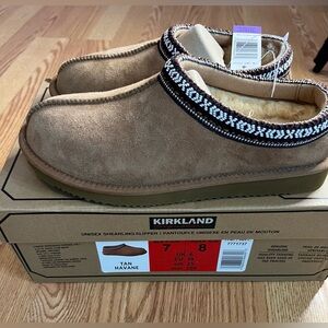 Kirkland Signature Unisex Shearling Slipper in Tan Size M7/W8 NIB